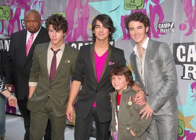 Musisi Nick Jonas, Joe Jonas dan Kevin Jonas (The Jonas Brothers) dan adik mereka Frankie Jonas (di depan) 