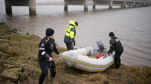 Une équipe de recherche et de sauvetage de la police récupère son bateau après avoir fouillé les rives de la rivière Wyre près de Shard Bridge, lors de la recherche de Nicola Bulley disparue le 10 février 2023.