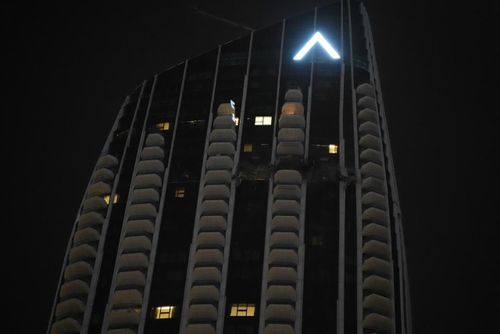 Hoje cedo, um drone caiu sobre um prédio na área do porto de Dubai Creek, causando um pequeno incêndio.