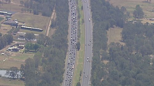 Traffic builds up on the M4 near Orchard Hills. (9NEWS)
