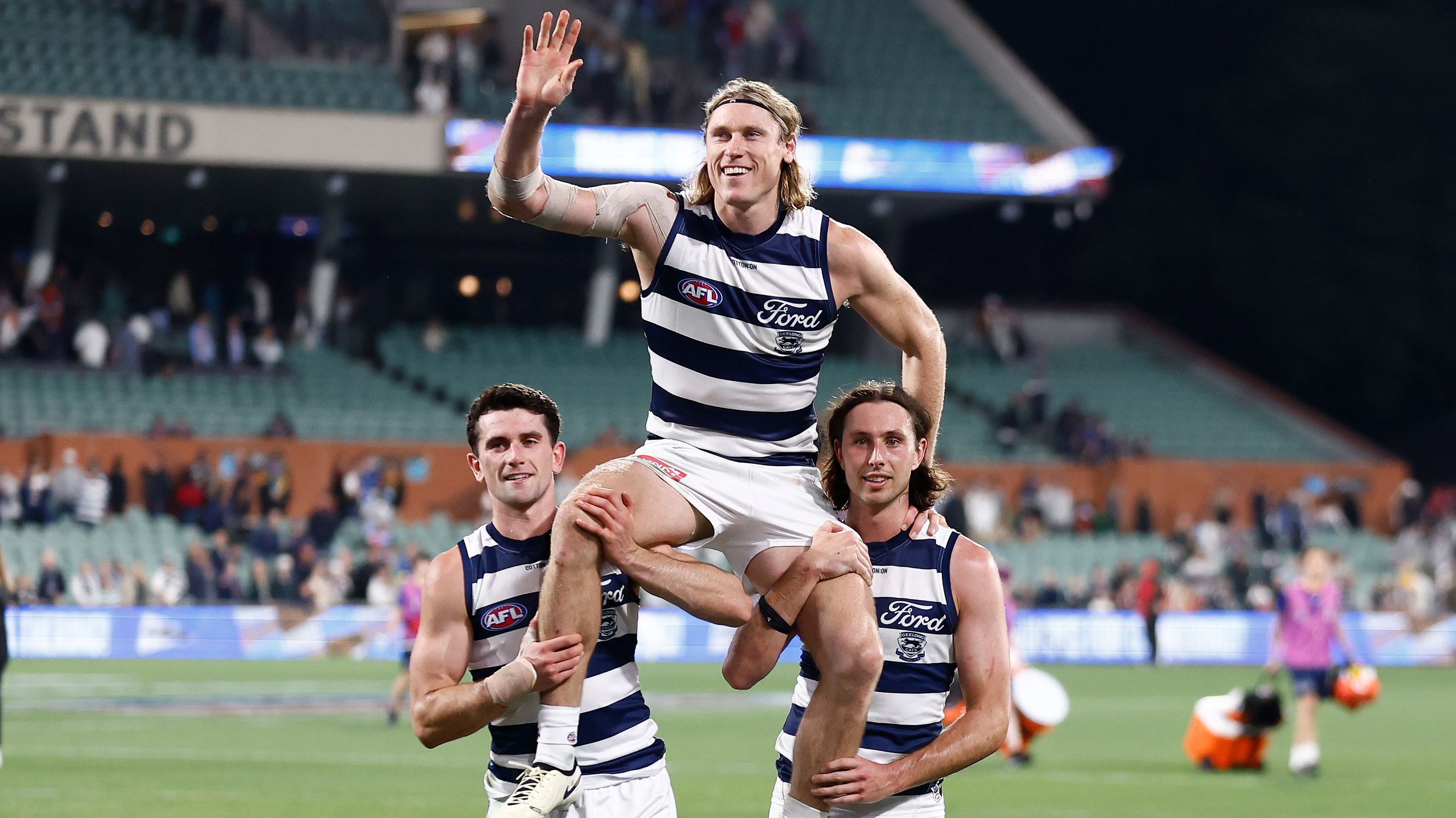 Mark Blicavs is chaired off by Mark O&#x27;Connor and Jack Henry.