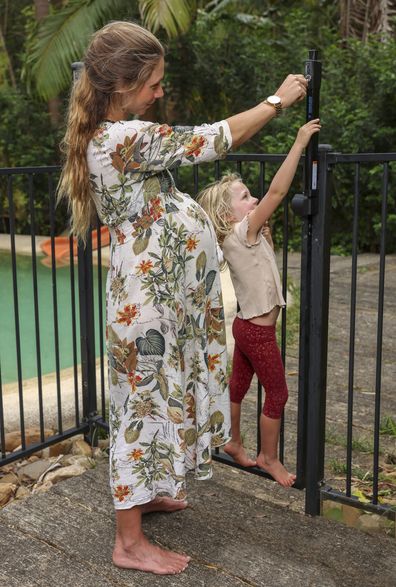 Suzy Formolene avec sa fille aînée, Ally, près de la porte de la piscine.