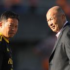 Suntory Sungoliath director of rugby Eddie Jones speaks with coach Kiyonori Tanaka.