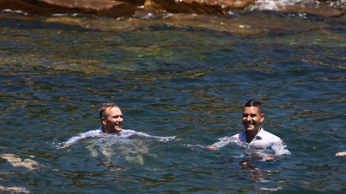 Le ministre de l'Infrastructure, des Villes et des Transports actifs Rob Stokes et le député de Sydney Alex Greenwich à Marrinawi Cove, à l'angle nord-est de la réserve de Barangaroo, qui est le premier nouveau lieu de baignade du port à s'ouvrir à l'ouest du Harbour Bridge depuis plus de 50 ans. 