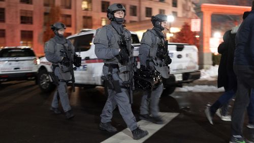 Des agents tactiques de la police régionale de York travaillent sur les lieux d'une fusillade mortelle à Vaughan, en Ontario.  Les autorités ont déclaré que plusieurs personnes avaient été tuées par balle dans un condominium de la banlieue de Toronto et que le tireur avait été tué par la police.  