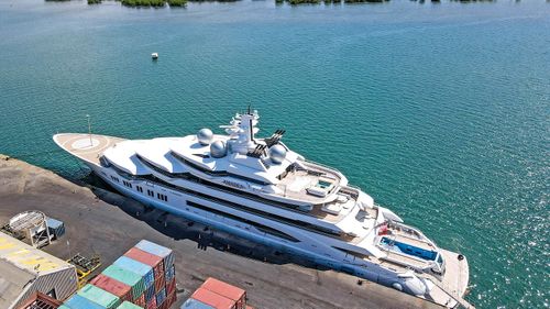 Lo yacht di lusso Amadea è attraccato al Queens Wharf a Lautoka, Figi, il 15 aprile 2022. 