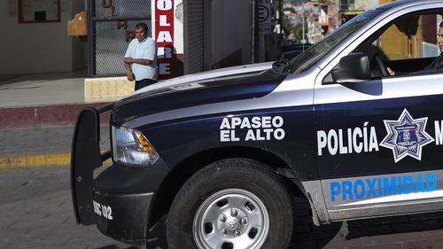 Según las autoridades mexicanas, cinco hombres murieron y otros dos resultaron heridos en un tiroteo en una carretera. 