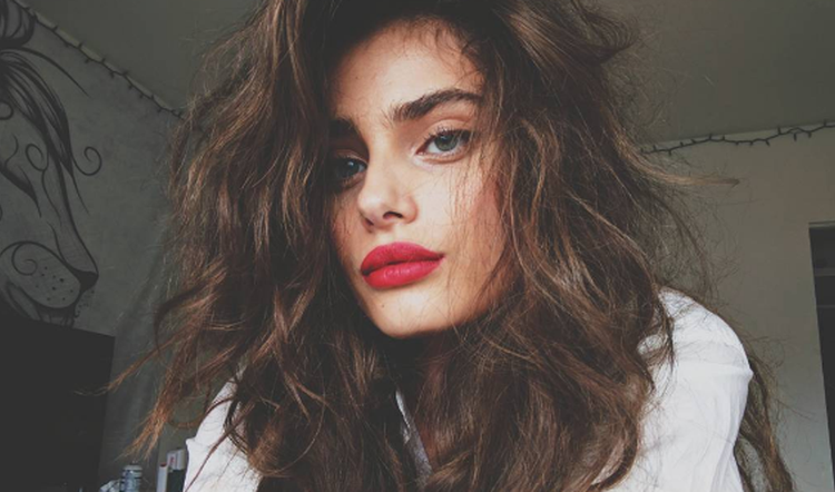 Get Taylor Hill S Perfect Beach Waves 9style