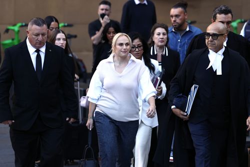 Rebel Wilson arriva alla Corte Federale di Sydney il 28 aprile 2026.