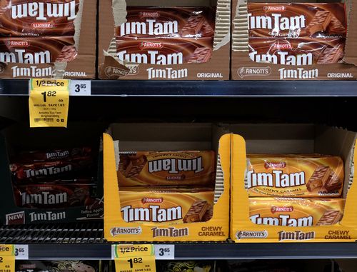 Una vista generale dell'esposizione di Tim Tam in un supermercato.