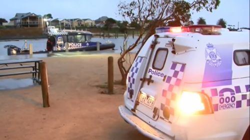 Fisherman drowns after falling into rough waters off Melbourne pier 