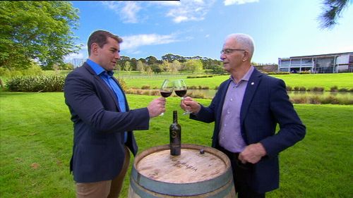 Reporter Charles Croucher shares a glass with Sir George Fistonich. (9NEWS)