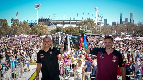 Le capitaine des Magpies Darcy Moore et le capitaine des Lions Harris Andrews.  Défilé de la Grande Finale de l'AFL 2023.  29 septembre 2023. Photo : Eddie Jim.