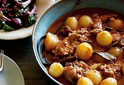 Rabbit stewed in red wine and onion