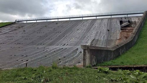 Entire town evacuated due to 'significant threat to life' from dam collapse