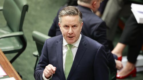 CANBERRA, AUSTRÁLIA - OUTUBRO 07: Ministro da Saúde, Deficiência e Envelhecimento O Hon Mark Butler MP fala no período de perguntas em 07 de outubro de 2025 em Canberra, Austrália. O parlamento da Austrália reuniu-se para sessões quando uma série de questões prementes vieram à tona, desde a inflação e o custo de vida a nível interno até à relação da Austrália com os seus aliados na região e fora dela, a nível internacional. (Foto de Hilary Wardhaugh/Getty Images)