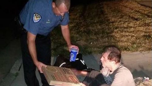 US policeman praised for giving dinner to homeless man