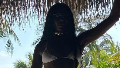 Naomi Campbell e o modelo Alton Mason impressionam na piscina durante as férias nas Maldivas.