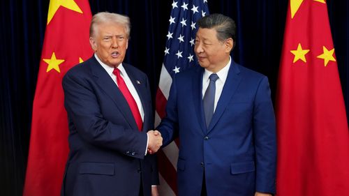 ABD Başkanı Donald Trump, Güney Kore'nin Gimhae Hava Üssü'nde Çin Başkanı Xi Jinping ile bir araya gelmeden önce selamlaşıyor.