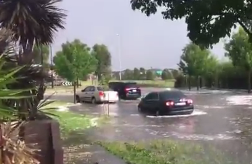 Vehicles caught in flooding after a quick downpour in Berwick. (Supplied)