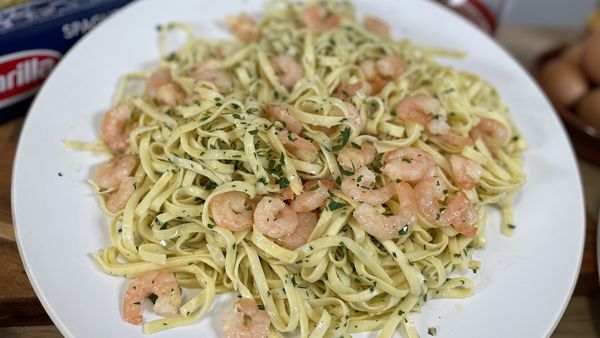 Easy, ten minute garlic prawn pasta
