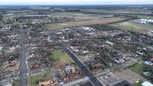 Această fotografie arată ce a mai rămas din centrul orașului Mayfield, Kentucky, după o noapte de vreme furtunoasă în zonă.