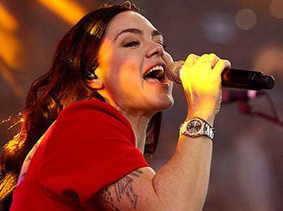 Vanessa Amorosi performs at Big Bash League match (Getty)