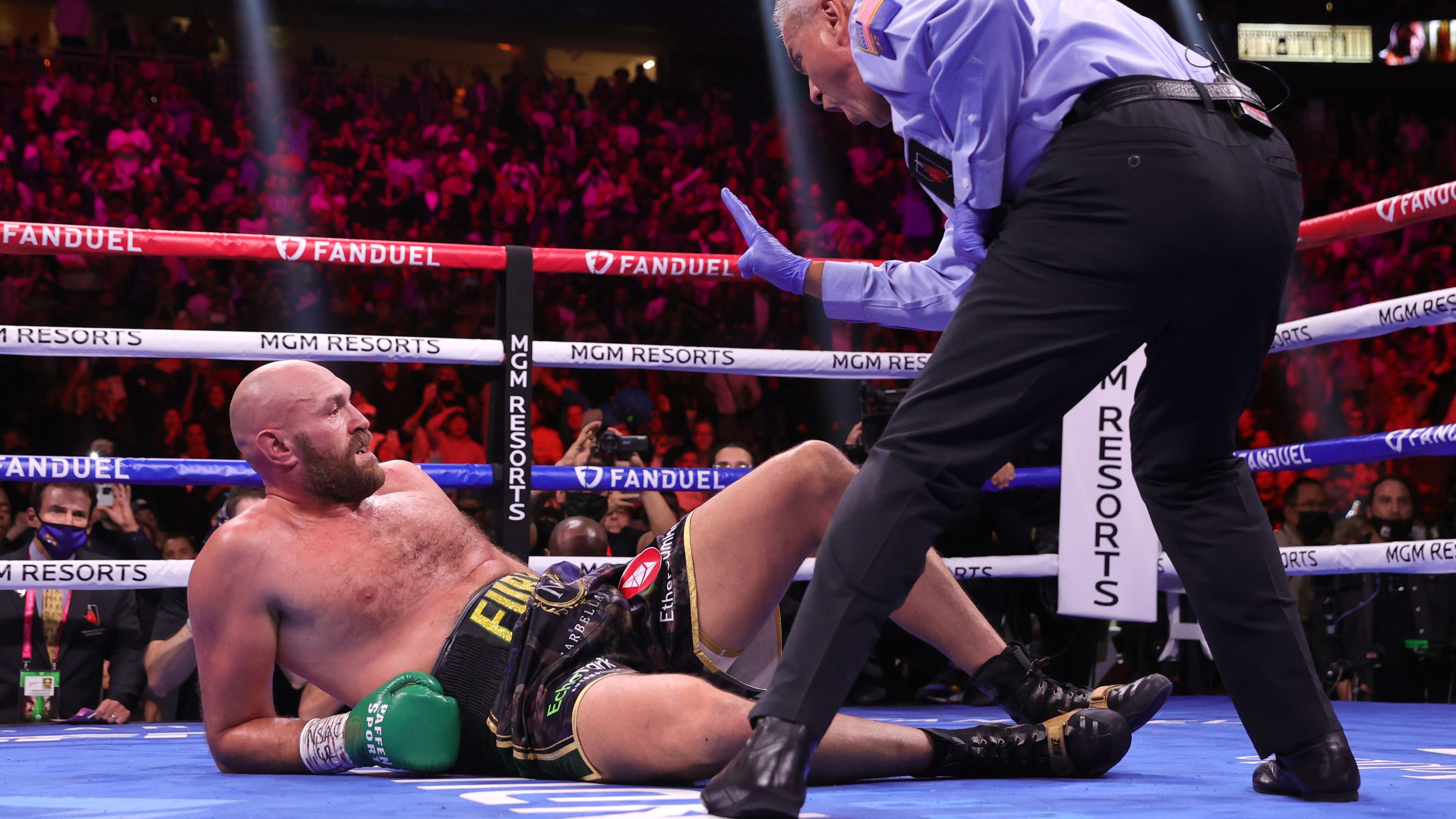 Ref slammed for helping Fury with 'slow' count