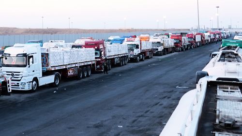 İnsani yardım taşıyan kamyonlar, Rafah geçidinin Mısır tarafında geçiş için hazırlanıyor.