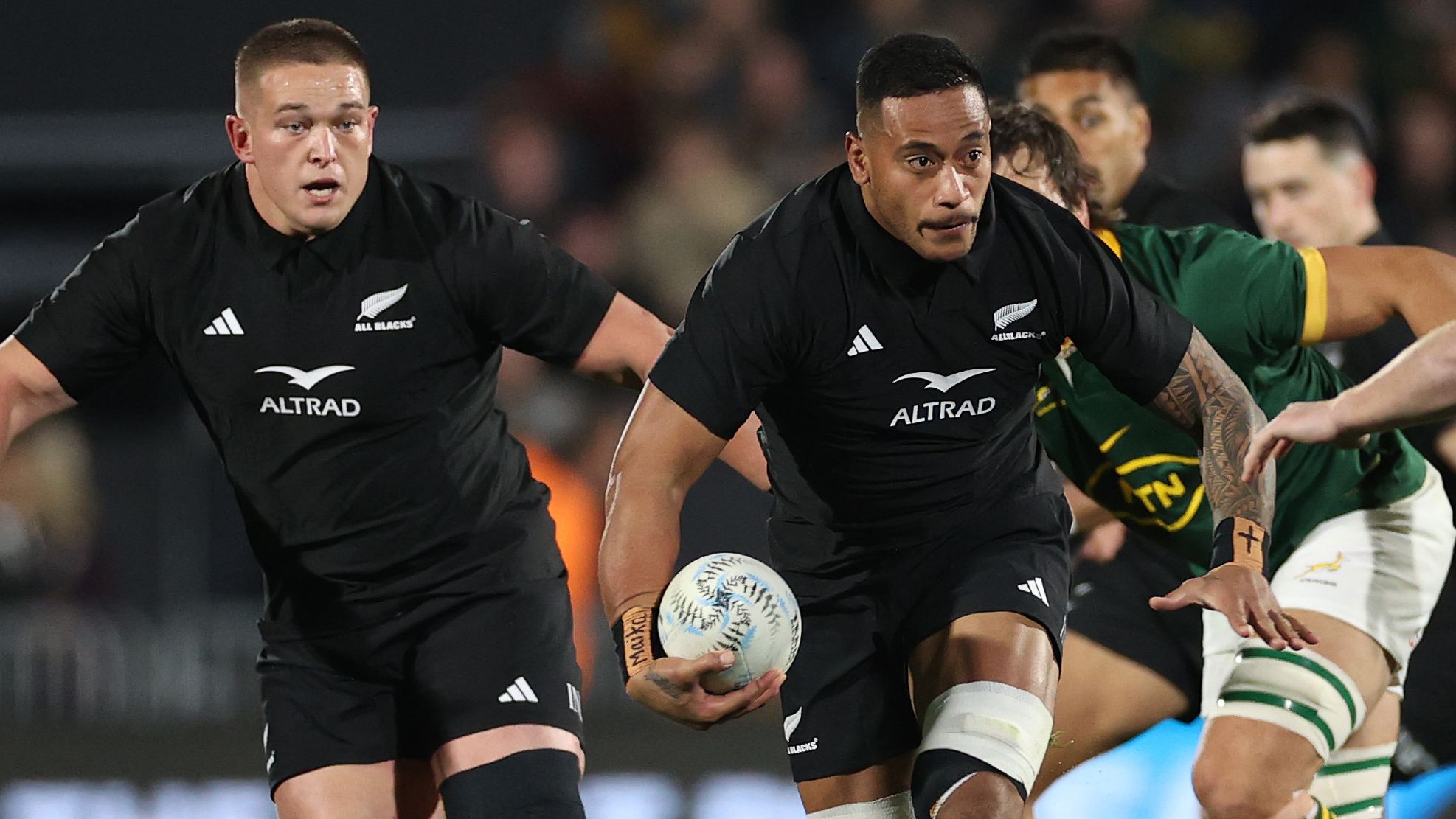 Shannon Frizell of the All Blacks looks to pass during The Rugby Championship match between the New Zealand All Blacks and South Africa Springboks at Mt Smart Stadium.