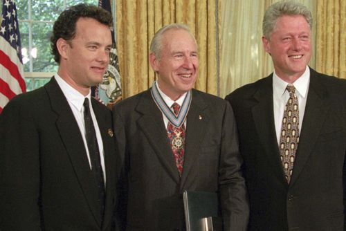 Arquivo - O presidente Clinton está com o ator Tom Hanks, à esquerda, e o ex -astronauta James Lovell no escritório oval da Casa Branca na quarta -feira, 26 de julho de 1995, depois de entregar Lovell Hanks Pontra Lovell no filme 