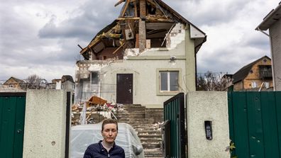 HOSTOMIL, Ucraina - 25 APRILIE: Oksana, rezidentă locală, părăsește rămășițele casei sale multigeneraționale după ce a căutat articole recuperabile și le-a închis pe 25 aprilie 2022 în Hostomil, Ucraina.  Situate pe fosta linie a frontului, a spus ea, forțele ruse au bombardat casa cu rachete pe 7 martie, când mama și bunica ei se aflau la subsol.  Ei au fost evacuați fără răni la Kiev înainte ca întreaga familie să se mute la vest, la Vinnytsia.  În timp ce Rusia își concentrează atacul pe estul și sudul Contelui