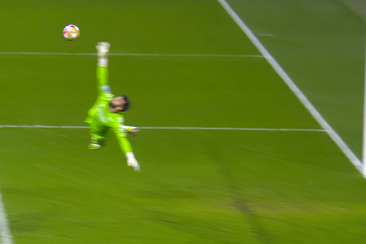 Arsenal goalkeeper David Raya can not stop the ball.