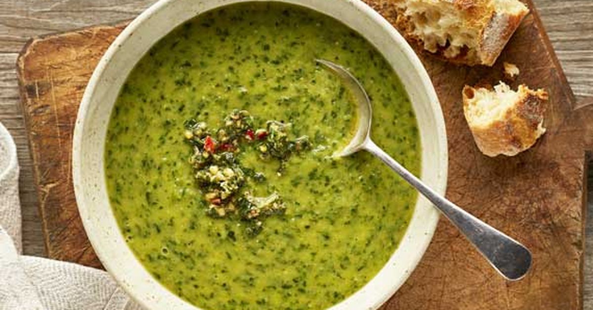 Spinach and zucchini soup with a mint pinenut pesto - 9Kitchen