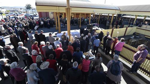 Members of the public pay their respects to Tim Fischer at the Albury Railway Station.