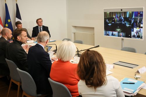 LR: Ministro das Relações Exteriores da França, Jean-Noel Barrot, Presidente francês Emmanuel Macron e Primeiro Ministro de Luxemburgo, Luc Frieden 