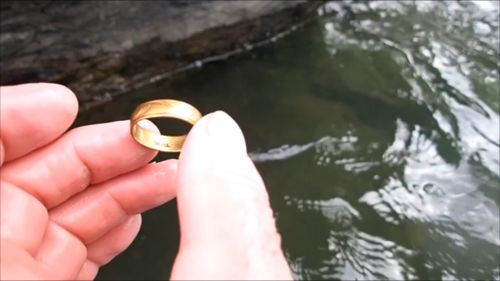 A gold ring. (YouTube/Aquachigger)