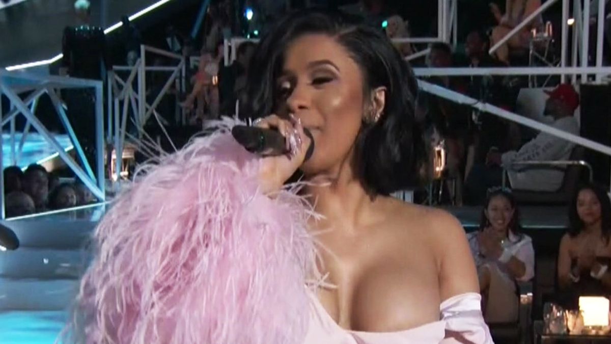 VMAs 2017: Cardi B suffers non-nip slip on stage, internet loses it -  9Celebrity