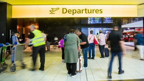 Aéroport de Melbourne générique 17.01.23 The Age Booking : 222303 Tullamarine La photo montre des voyageurs étrangers génériques au terminal des départs internationaux T2 de l'aéroport de Melbourne.  Photo : Scott McNaughton / L'âge