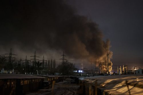 Дым поднимается над энергетической инфраструктурой после атаки российского беспилотника в Киевской области, Украина, понедельник, 19 декабря 2022 года.  