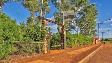Halls Creek Council has voted 4-3 in favour of the Kimberley Hotel&#x27;s application to build the 590-metre fence around the pub, 2600km north of Perth.