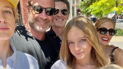 Naomi Watts partage une photo d'elle et de son mari Billy Crudup célébrant l'obtention du diplôme de sa fille à l'école primaire avec l'ex Liev Schrieber et son partenaire Taylor Niesen