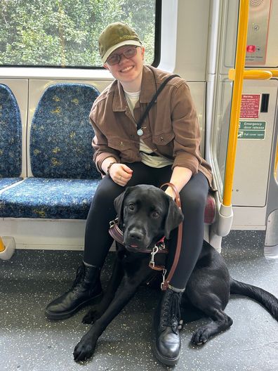 扎拉·佩里和她的导盲犬昆兰