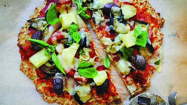 Low-carb tropical pizza with cauliflower crust