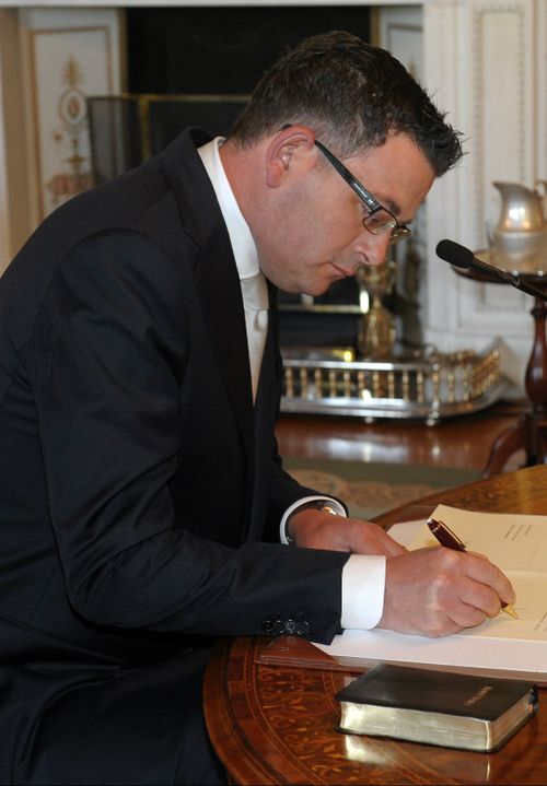 Daniel Andrews signs his oath of office. (AAP)