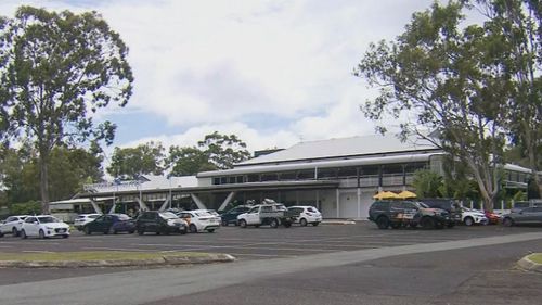 La police du Queensland allègue qu'un homme et une femme ont été délibérément heurtés par une voiture dans une entreprise située le long de Finucane Road à Alexandra Hills, à l'ouest de Brisbane vers 23h30 hier.