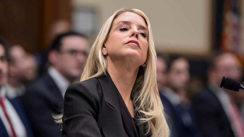 Pam Bondi foi combativa em uma audiência adversa no Congresso.