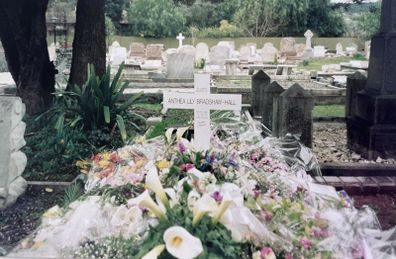 Anthea Bradshaw grave