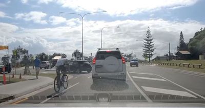 Who has right of way between the cyclist and turning 4WD?