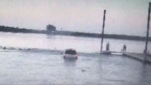 The suspect plunged into a lake to avoid arrest. (Fox4News)